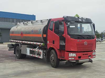 程力威牌CLW5180GYYLC5型鋁合金運(yùn)油車